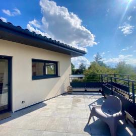 Studio moderne avec terrasse proche de Lyon, hotell i Écully