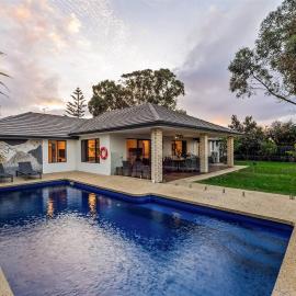Our Escape - Coastal Poolside Haven in Dunsborough، فندق في دانسبورو