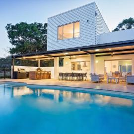 Oasis - Tranquil Getaway with Pool and Scenic Outlooks, hotel Quindalup városában