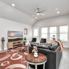 Elegant Exquisite 4Bedroom Home in Katy with High speed WiFi โรงแรมในเคที