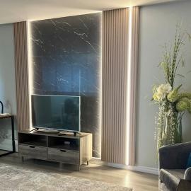 Modern 2 bedroom, 2 king beds, close to Hwy: Kitchener şehrinde bir otel