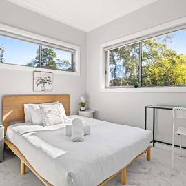 Bright Detached Double Room - Near Top Ryde City Shared Amenities, hotel in Sydney