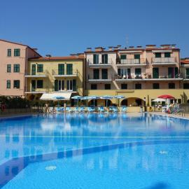 Appartamento Vista mare con Piscina Cala di Sole، فندق في إمبيريا
