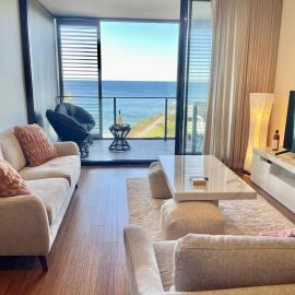 Luxury Couples Beachfront Escape - Newcastle Beach - Full Apartment، فندق في نيوكاسل