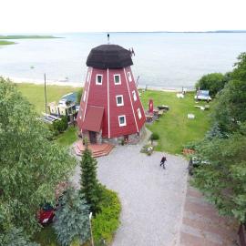 Wiatrak Nowe Guty, hotel a Nowe Guty