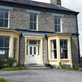 Huge Double Room In Victorian House, hotel v destinaci Kendal