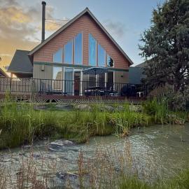 Creekside Chalet with private hot tub, hotel a Redmond