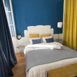 Chambre bleue et or 16m2 chez l'habitant dans appartement 100m2 centre ville, hotel in Rennes