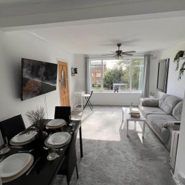 BHX NEC - Stylish 2-Bed Flat Allesley Coventry, hotel din Allesley