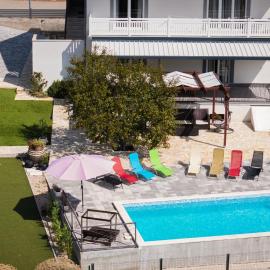 The View - apartman with private pool in Vrpolje、Donje Poljeのホテル