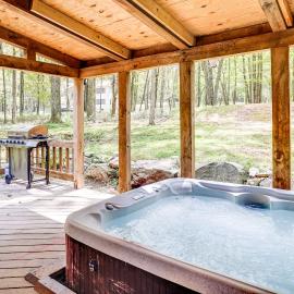 Hot Tub & Covered Deck! Long Pond Log Cabin