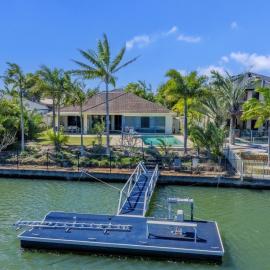 Relaxation & Space in a Canal Home, hotell i Banksia Beach