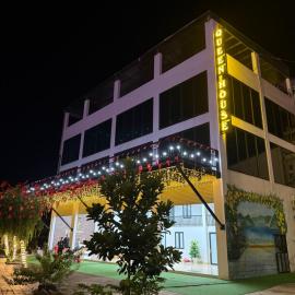 Queen House, hotel in Hoàng Ngà