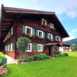 Tirolerhaus Tannheim - zentral und ruhig - gemütliche Dachgeschosswohnung mit separater Küche, Schlafzimmer & Charme - ab 7 Tage buchbar