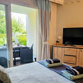 Studio Cosy avec Plage et Parking Privés au bord du Lac D'Annecy, viešbutis mieste Duingt