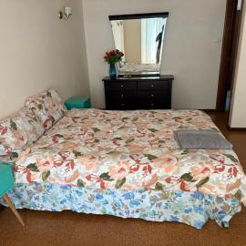 Entire Residential 6 bedroom and 2 bathrooms home and family home, hotelli kohteessa Boulder