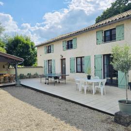 Family House With Garden For 8 At Prety