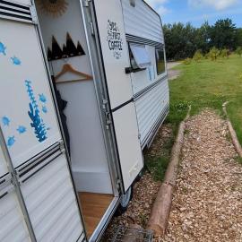 Viesnīca Gerestylde vintage caravan "Zee" met luxe badkamer bij "de Kapitein" pilsētā 't Horntje