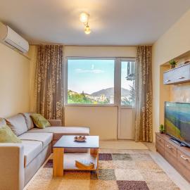 Bright retreat with Balcony & Mountain Views by Flat Manаger