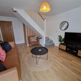 Chic 2 Bedroom Close to Town with Free Parking, hotel a Tredegar