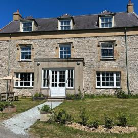 Spacious ground floor apartment near Beaumaris, hotel in Llangoed