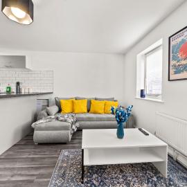 Manor House Luxury & Spacious 2BR By AltoLuxo Short Lets & Serviced Accommodation With Free WiFi & Parking, hotel in Brislington