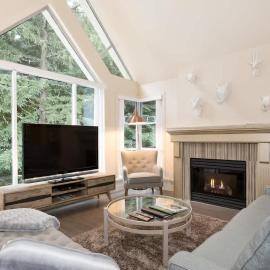 Woodrun Lodge 616 | Stylish Top Floor Ski-In & Out Condo by Upper Village w/ Hot Tub, Pool, Parking, khách sạn ở Whistler