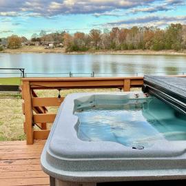 3BR Lakefront in Nashville with BBQ & Hot Tub