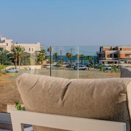 TelMar Sea View - 2 min walk to the Beach – hotel w mieście Oroklini
