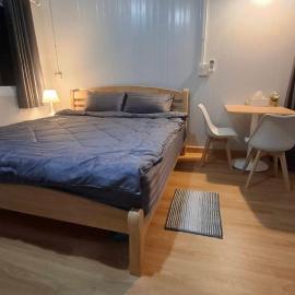 Yellow house salaya, hotel in Ban Khlong Naraphirom