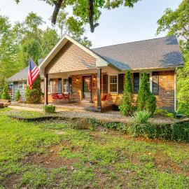 Pet-Friendly Otter Creek Rec Area Retreat, hotelli kohteessa Brandenburg
