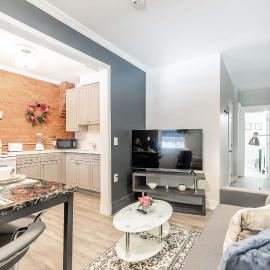 Boutique 2BR Apartment on James St North Sleeps 6, hotel sa Hamilton
