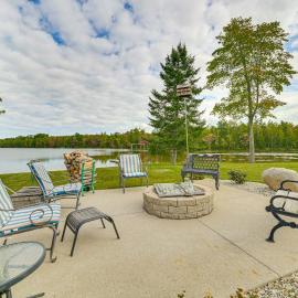 Lakefront Home: Private Dock, Fire Pit, & Kayaks، فندق في تشارليفويكس