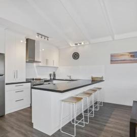 DECK 2 SEA - Amazing views, close to main street, Hotel in Apollo Bay