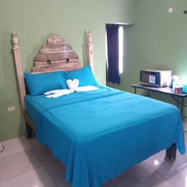 Cheerful Private Bedroom with AC, hotel in Falmouth
