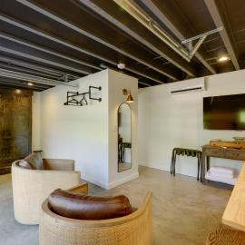Unique Studio on Obanyon Creek in Dtwn Loveland!, hotel in Loveland