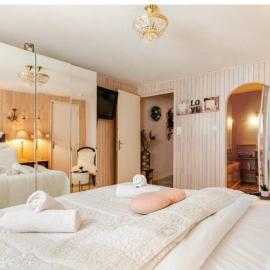 Chambre d'hôte Rose avec petit déjeuner Sauna et Jacuzzi en option