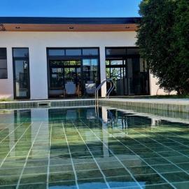 Casa de un ambiente con piscina y quincho, hotel em Corrientes