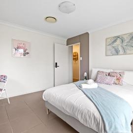 Simple Double Room in Panania - Close to Stations & Stores - Shared Bathroom & Kitchen, hotel in Panania