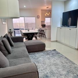 Family home with ocean views 40 minutes from vineyards, hotelli kohteessa Chapultepec