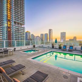 Industrial Style 2BR Condo Downtown LA With Rooftop!, hotel in Los Angeles