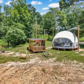 Luxury Geo Dome with Hot Tub Perfect for a Glamping Getaway near Houston, Texas, hotel v destinácii Coldspring