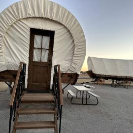 Lovely Conestoga-Style Covered Wagon for Glorious Glamping on Farm in Oklahoma, hotel em Moore