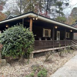 Rustic Log Cabin Rental near Chattahoochee National Forest, Georgia, hotel a Hiawassee
