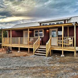 Romantic Granbury Cabin Ideal for a Texas Getaway, hotel in Granbury
