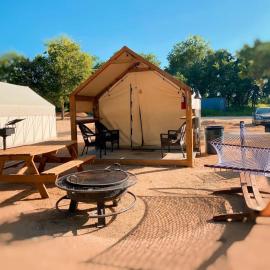 Adventurous Family Glamping Getaway: Amazing Safari Tent on the San Marcos River near Kingsbury, Texas with Kayaks, Canoes and More, Hotel in Kingsbury