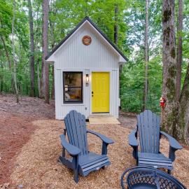 Luminous Tiny Cabin with Amazing Hiking Trails in Alabama, Hotel in Scottsboro
