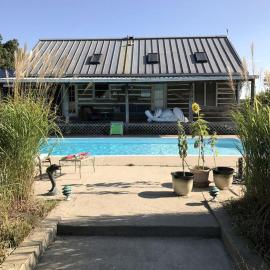Pet-Friendly Log Cabin with an Outdoor Pool near Crofton, Kentucky, hotel in Crofton