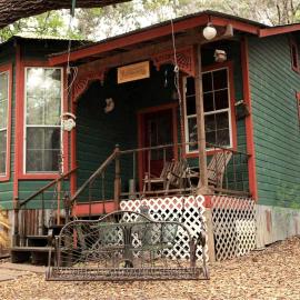 Rustic Victorian-Style Cottage Rental with Clawfoot Bathtub on Hamilton Creek, Texas, hotel a Marble Falls