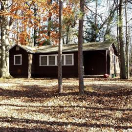Gorgeous Getaway Cabin in the Woods near Lake Michigan in Wellston, Michigan, viešbutis mieste Wellston